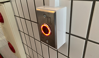 非接触解錠ボタン